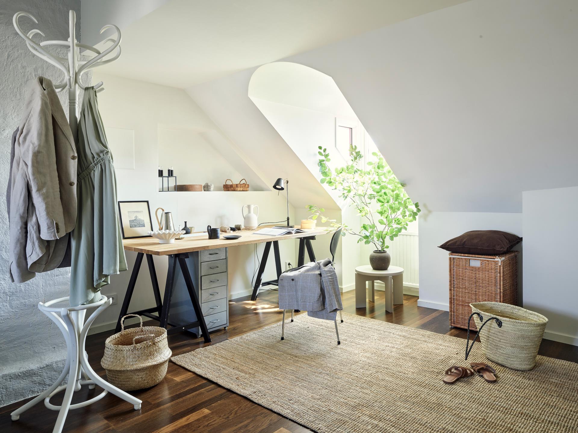 espace bureau dans chambre mansardée duplex de 60m2 décoration scandinave espace bureau dans chambre mansardée duplex de 60m2 décoration scandinave