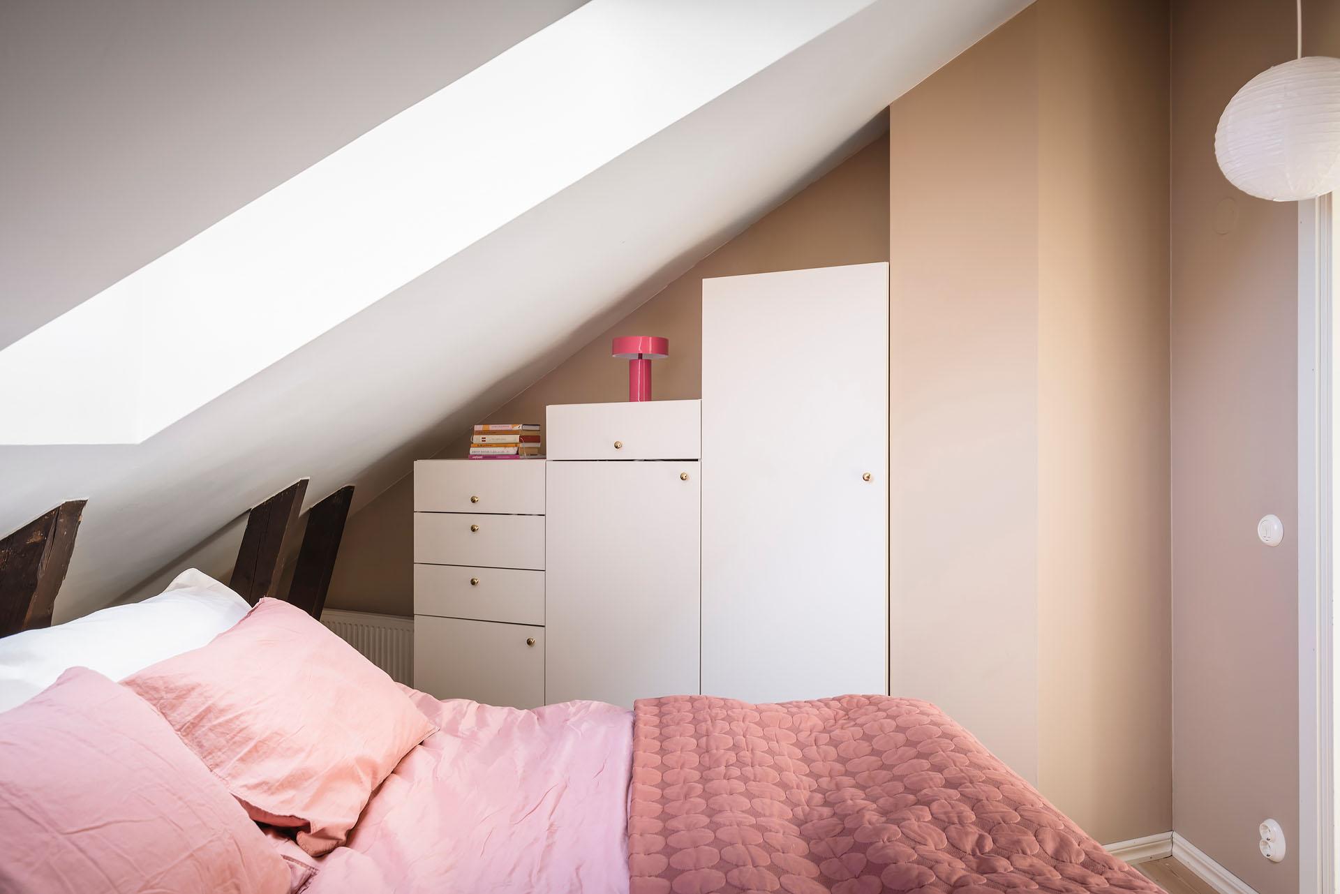 chambre mansardée avec velux décoration scandinave rose chambre mansardée avec velux décoration scandinave rose