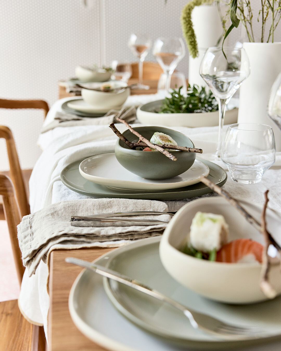 vaisselle blanche et verte sur table en bois