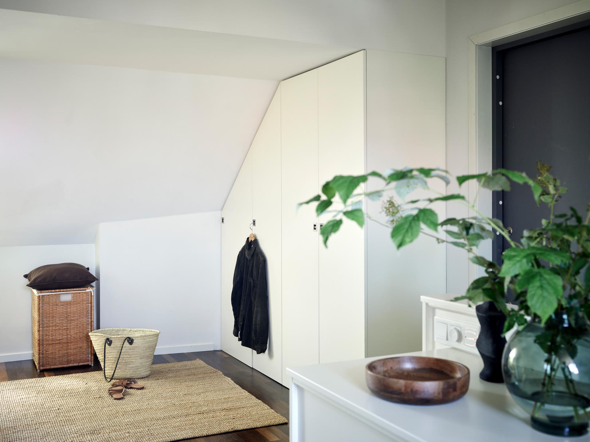 chambre mansardée avec placard sous-pente chambre mansardée avec placard sous-pente