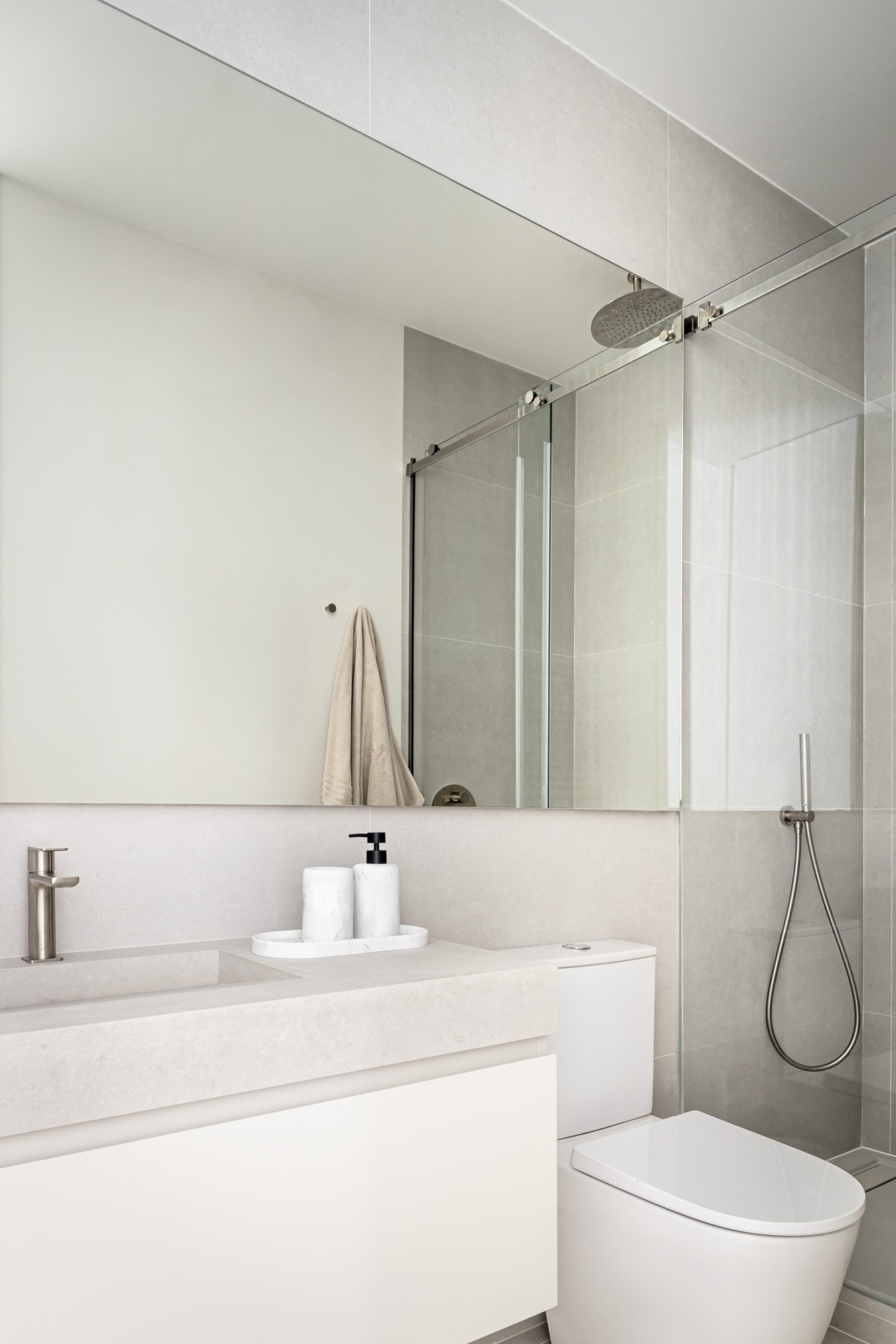 salle de bain design blanche appartement Madrid salle de bain design blanche appartement Madrid