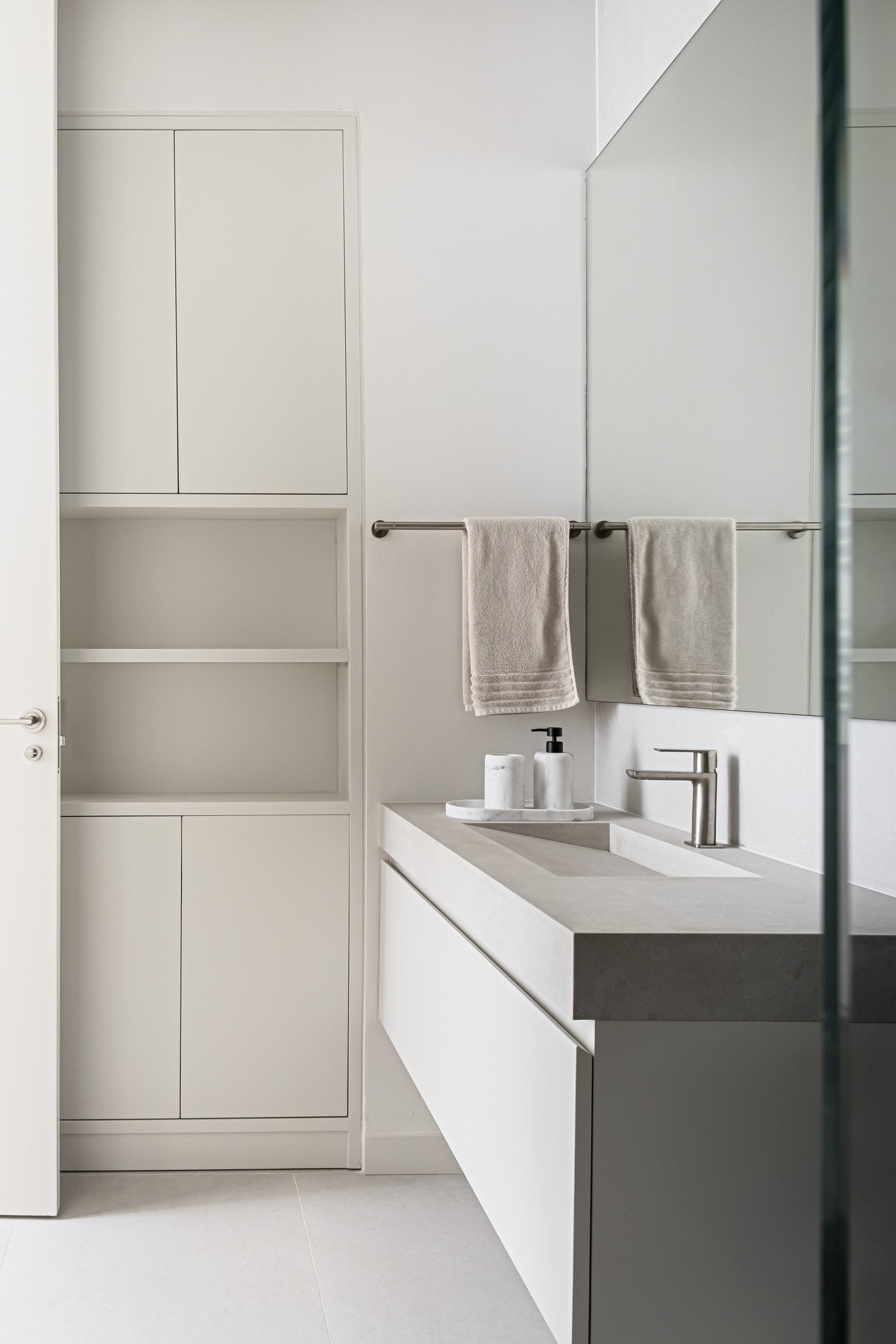 salle de bain design blanche appartement Madrid salle de bain design blanche appartement Madrid