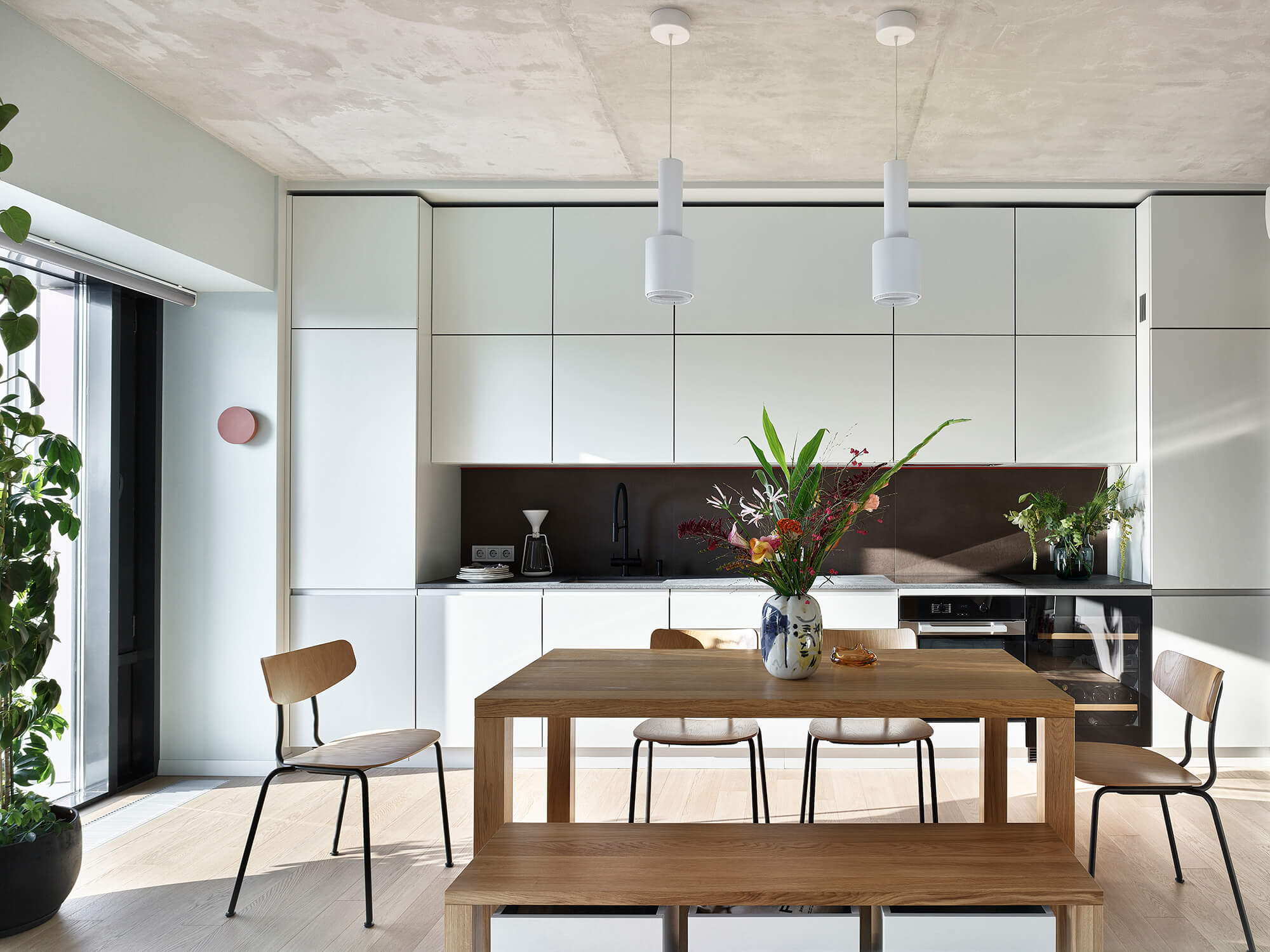 cuisine ouverte design blanche et salle à manger bois cuisine ouverte design blanche et salle à manger bois