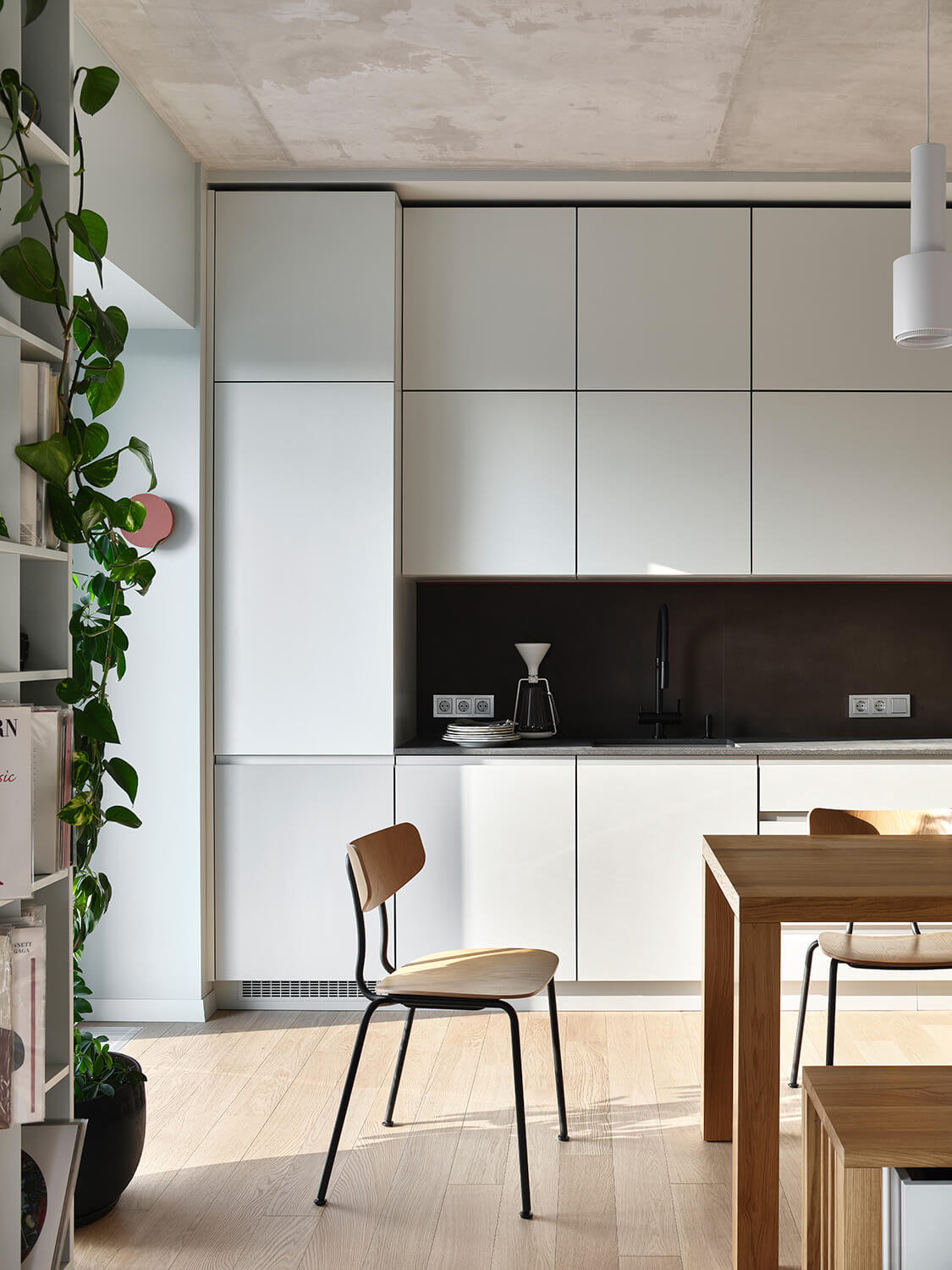cuisine ouverte design blanche et salle à manger bois cuisine ouverte design blanche et salle à manger bois