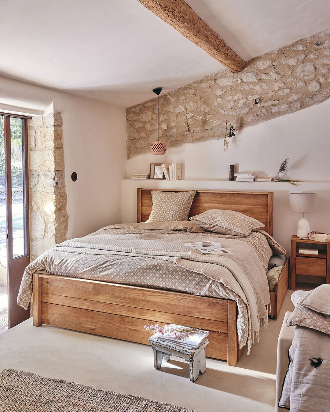 chambre maison en pierres Avignon décorée par Alinea chambre maison en pierres Avignon décorée par Alinea