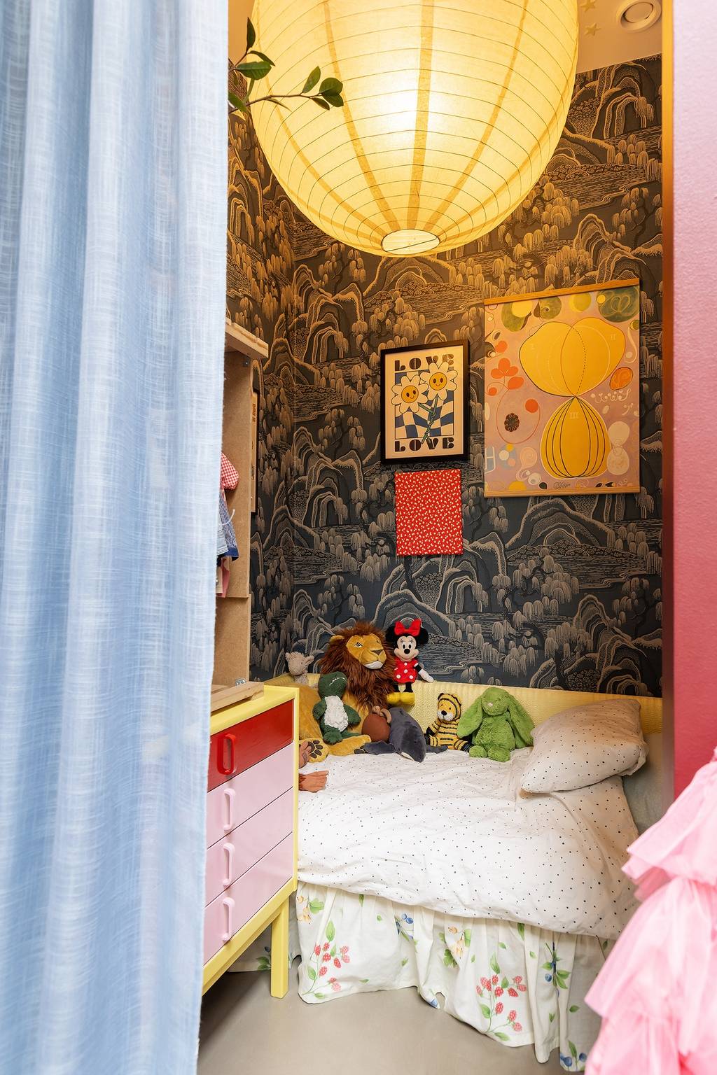 chambre enfant avec papier-peint