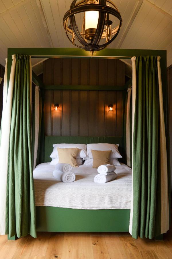 chambre lit à baldaquin vert