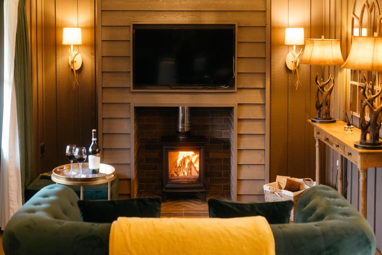 salon avec poêle à bois décoration anglaise verte