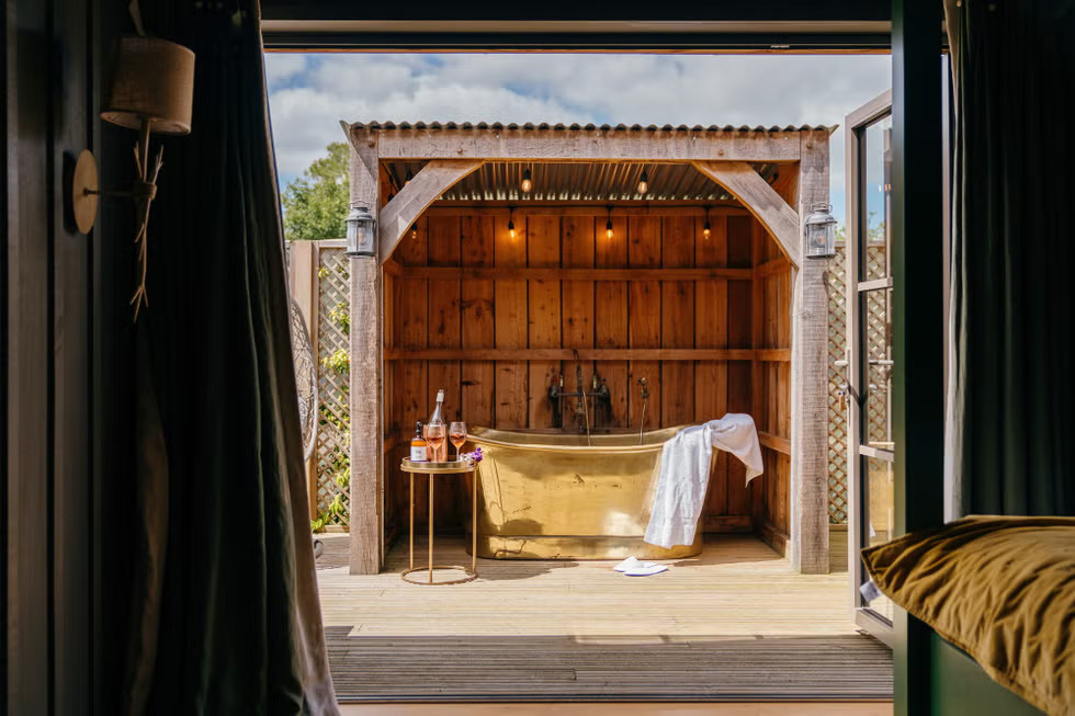 chambre décoration anglaise verte avec baignoire extérieure