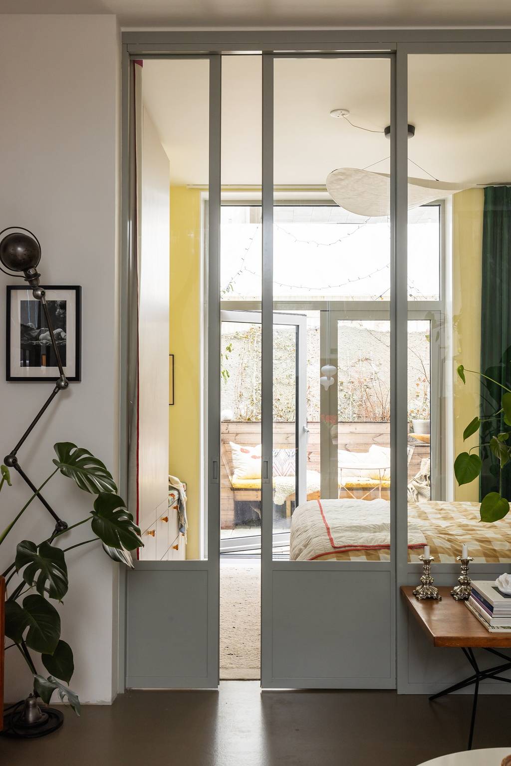 salon avec porte verrière grise