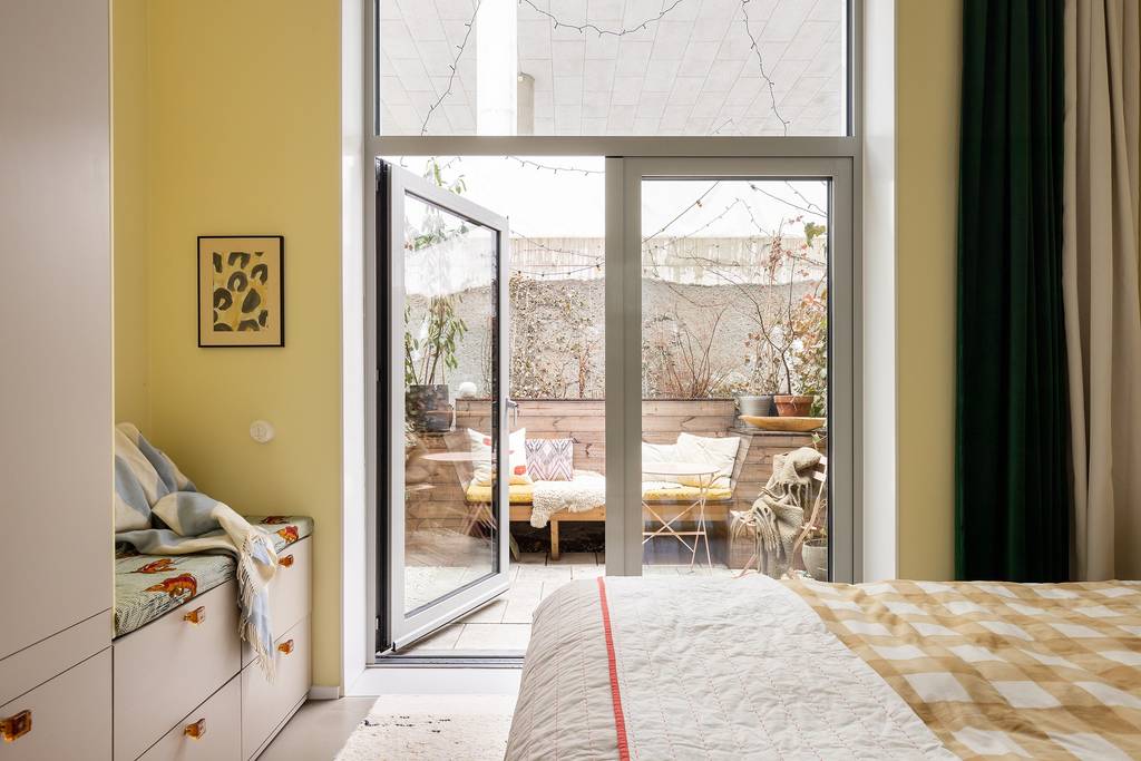 chambre décoration vintage et colorée avec terrasse