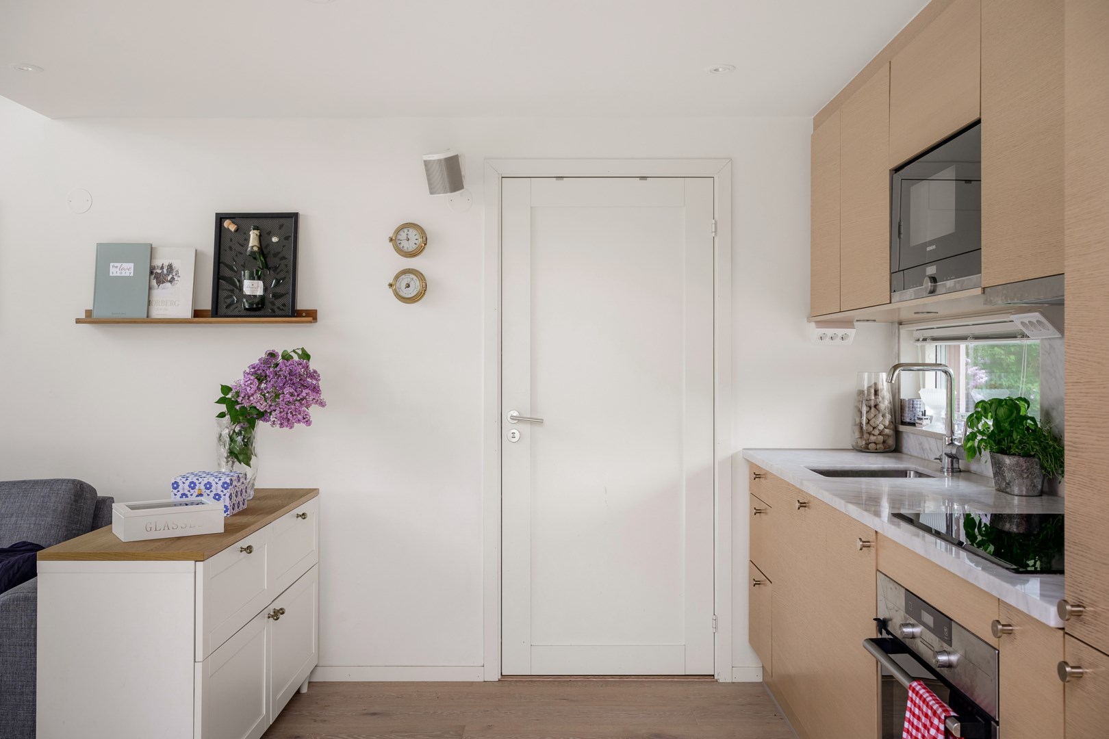 cuisine bois petite maison 33m2 façade rouge cuisine bois petite maison 33m2 façade rouge