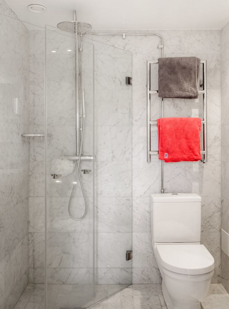 salle de bain blanche petite maison 33m2 façade rouge salle de bain blanche petite maison 33m2 façade rouge