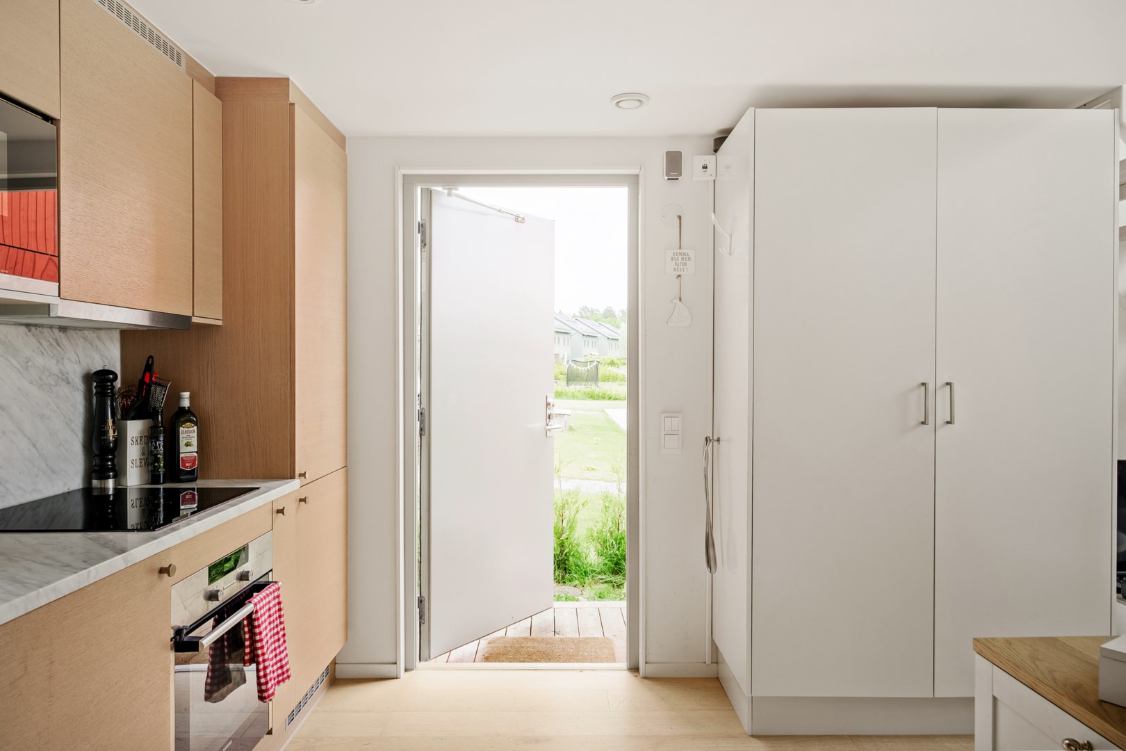 cuisine bois petite maison 33m2 façade rouge cuisine bois petite maison 33m2 façade rouge