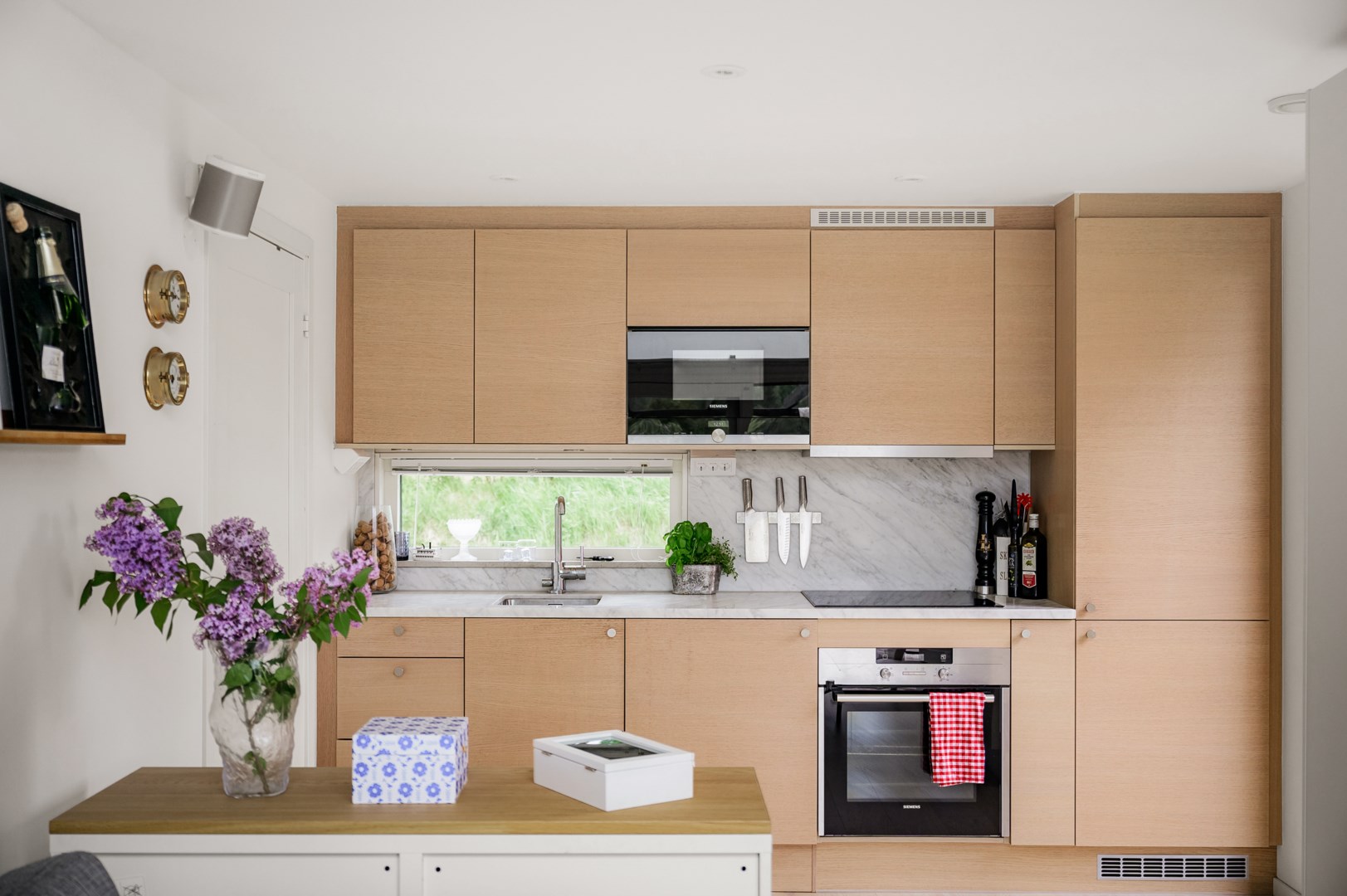 cuisine bois petite maison 33m2 façade rouge cuisine bois petite maison 33m2 façade rouge
