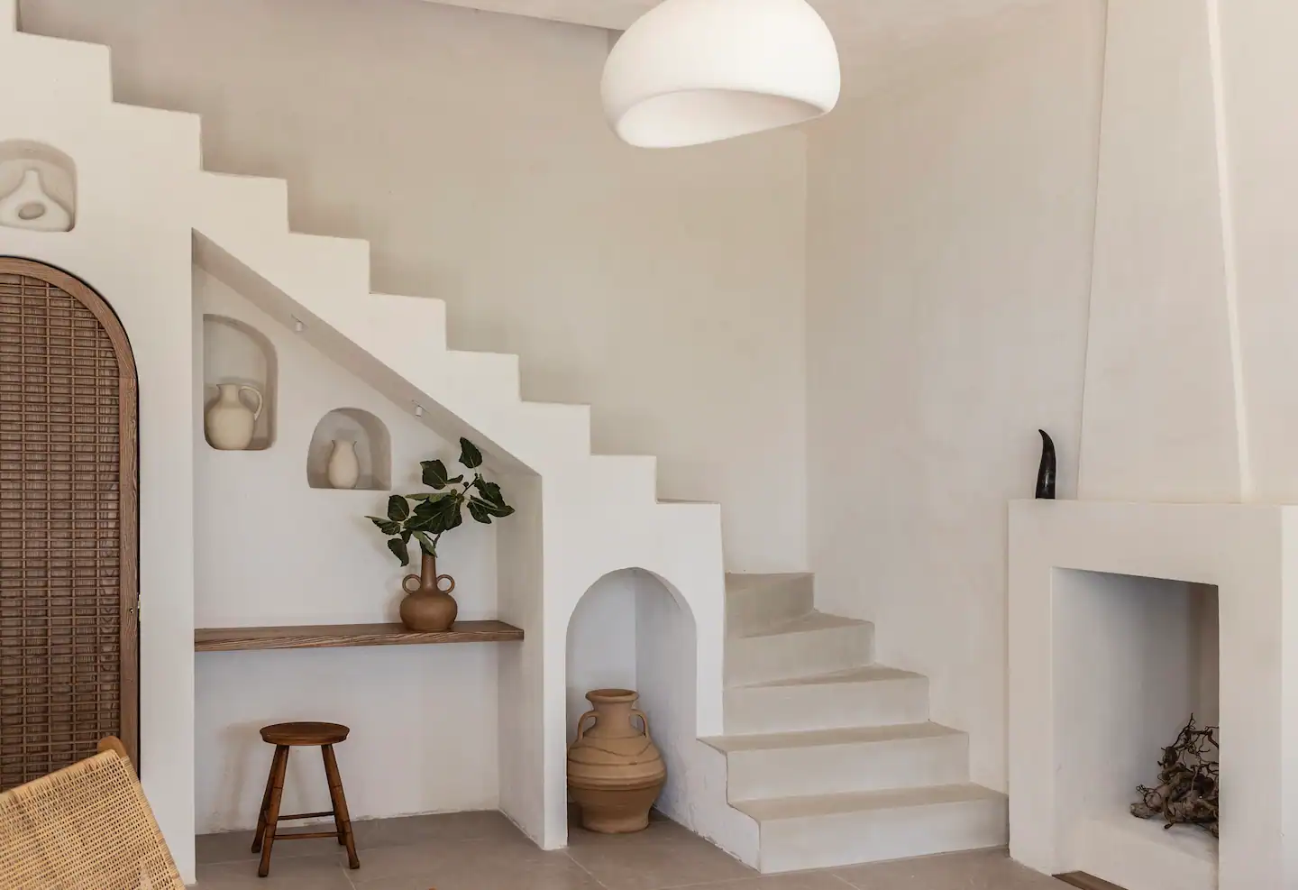 salon avec escalier maçonné maison en Grèce salon avec escalier maçonné maison en Grèce