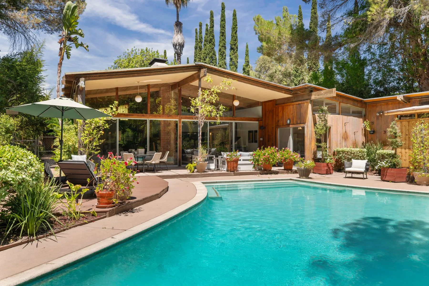 maison mid-century avec piscine Beverly Hills maison mid-century avec piscine Beverly Hills