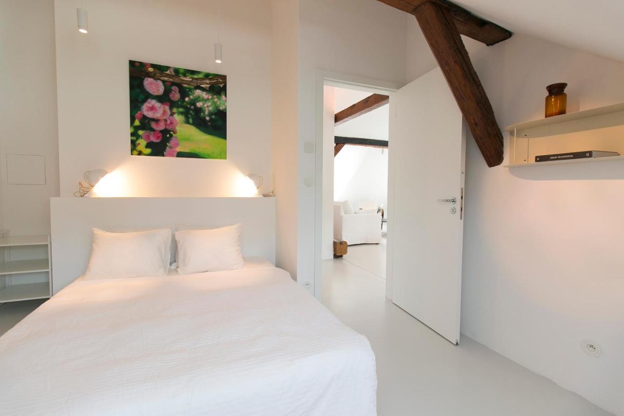 chambre blanche avec poutres