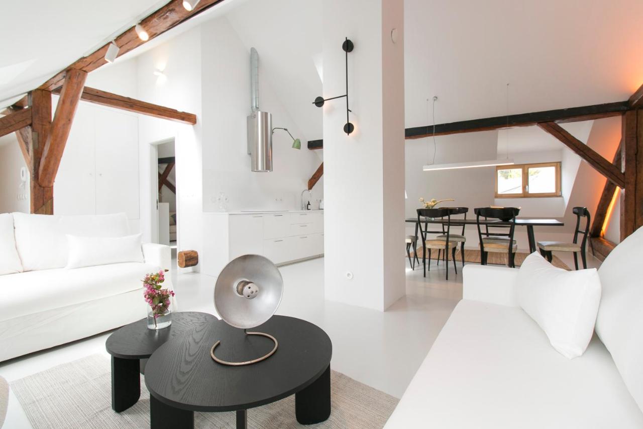 salon appartement mansardé décoration contemporaine blanche