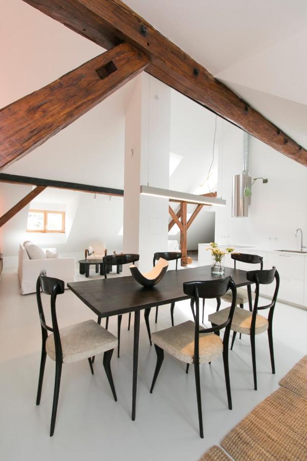 salle à manger avec poutres