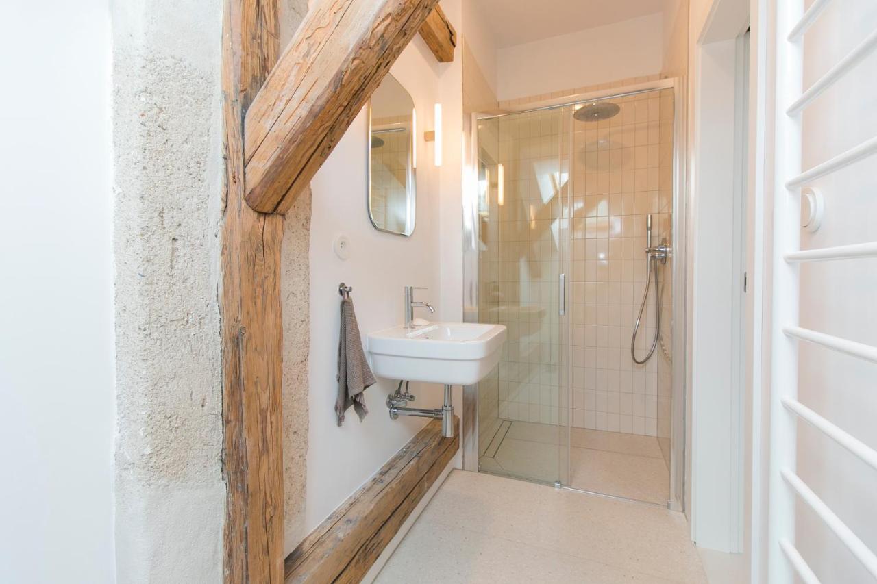 salle de bain appartement mansardé décoration contemporaine blanche
