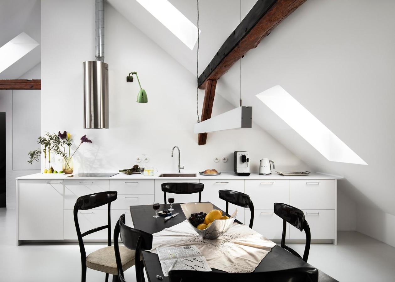 appartement mansardé décoration contemporaine blanche
