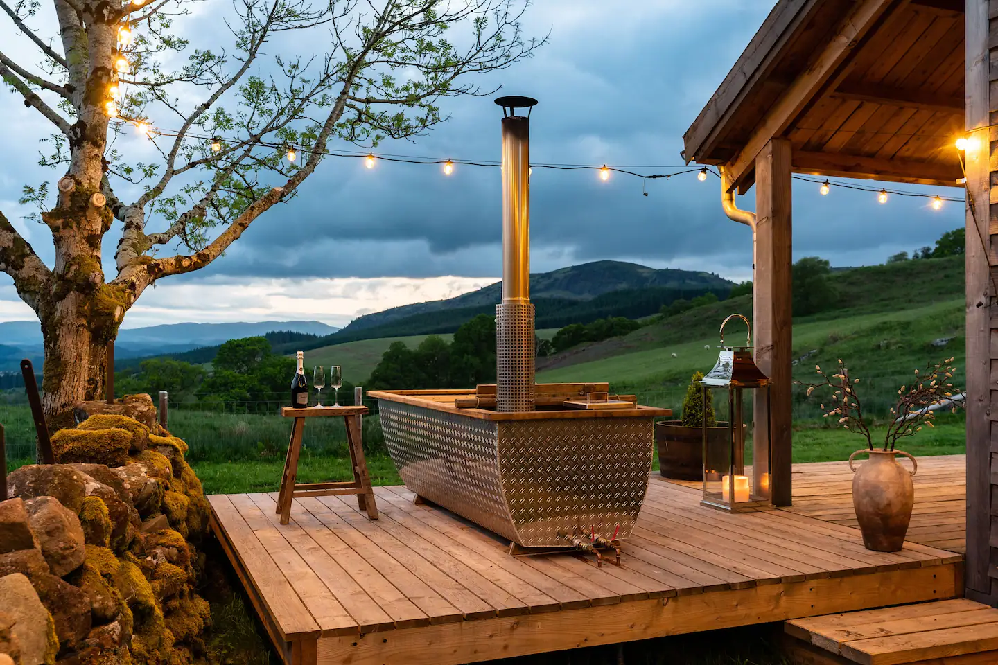 terrasse avec jacuzzi maison en bois The Bothy Écosse terrasse avec jacuzzi maison en bois The Bothy Écosse