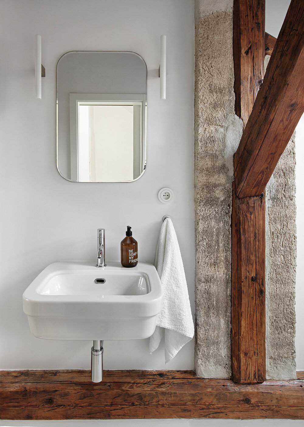 salle de bain avec poutres décoration contemporaine