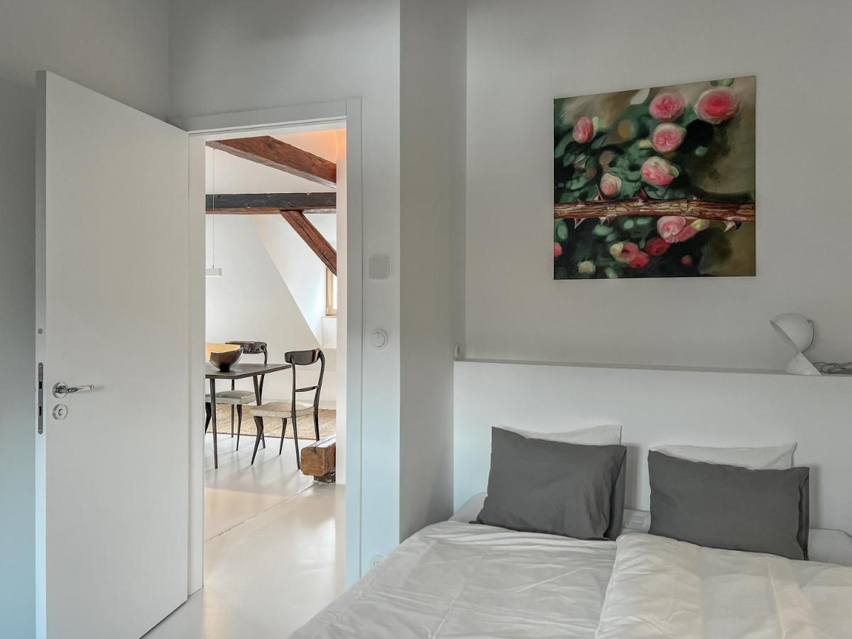 chambre appartement mansardé décoration contemporaine blanche