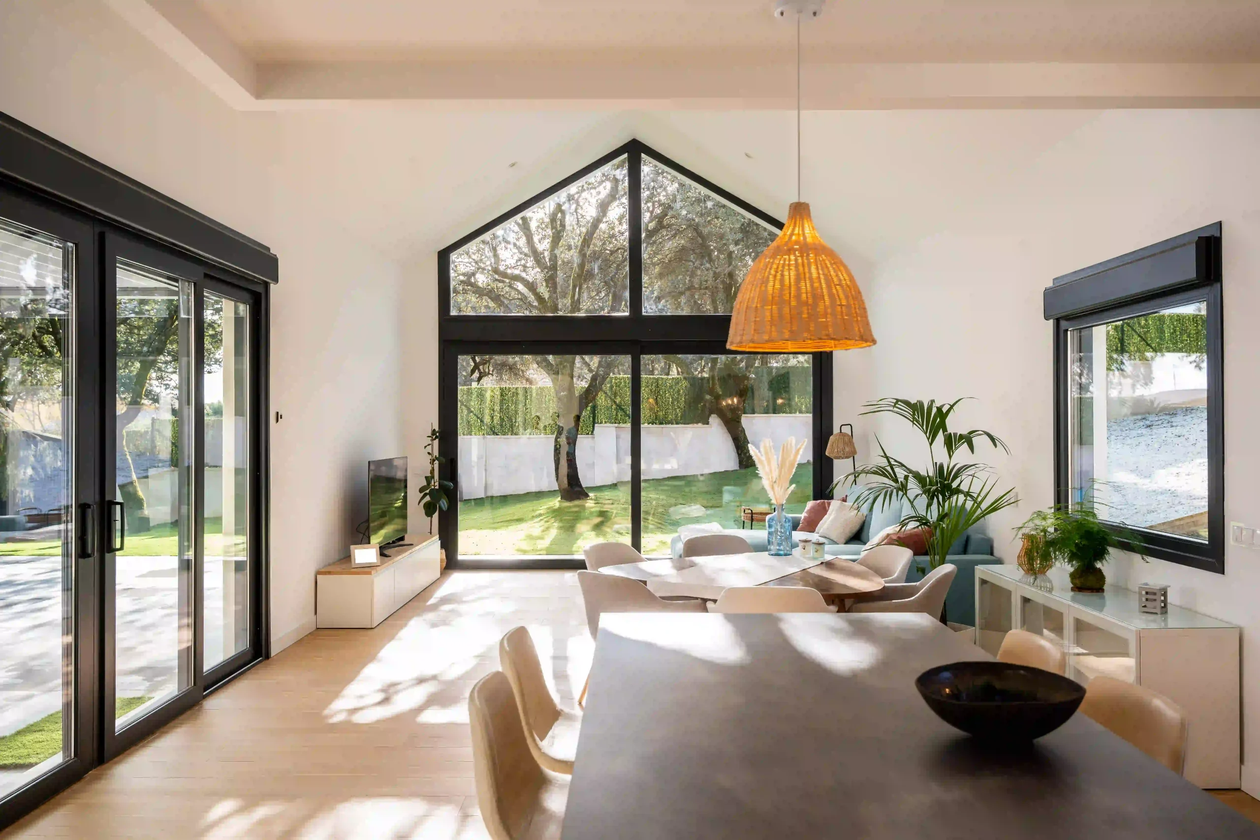 salon avec baies vitrées maison préfabriquée contemporaine The Concrete Home