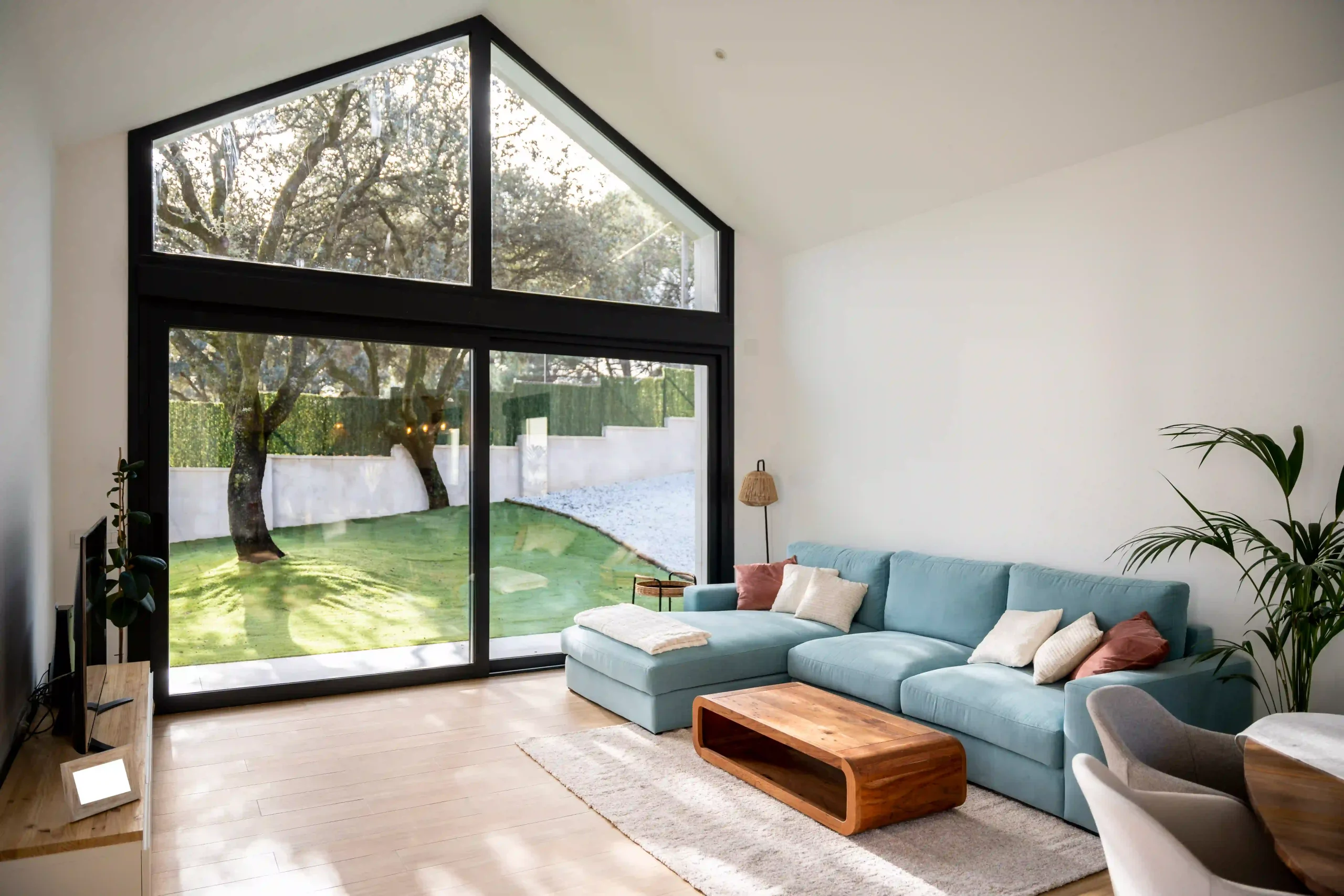 salon avec baies vitrées maison préfabriquée contemporaine The Concrete Home