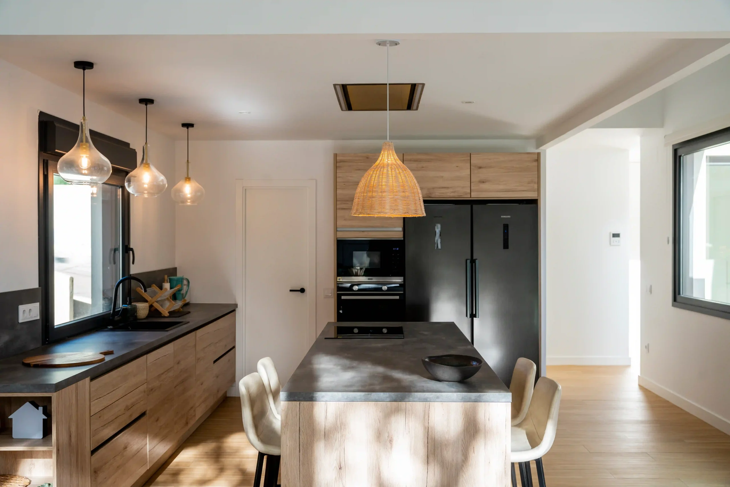 cuisine design bois et noir The Concrete Home
