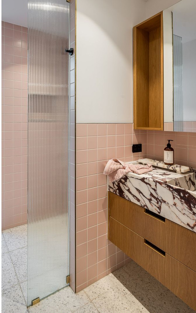 salle de bain rose et bois et marbre salle de bain rose et bois et marbre
