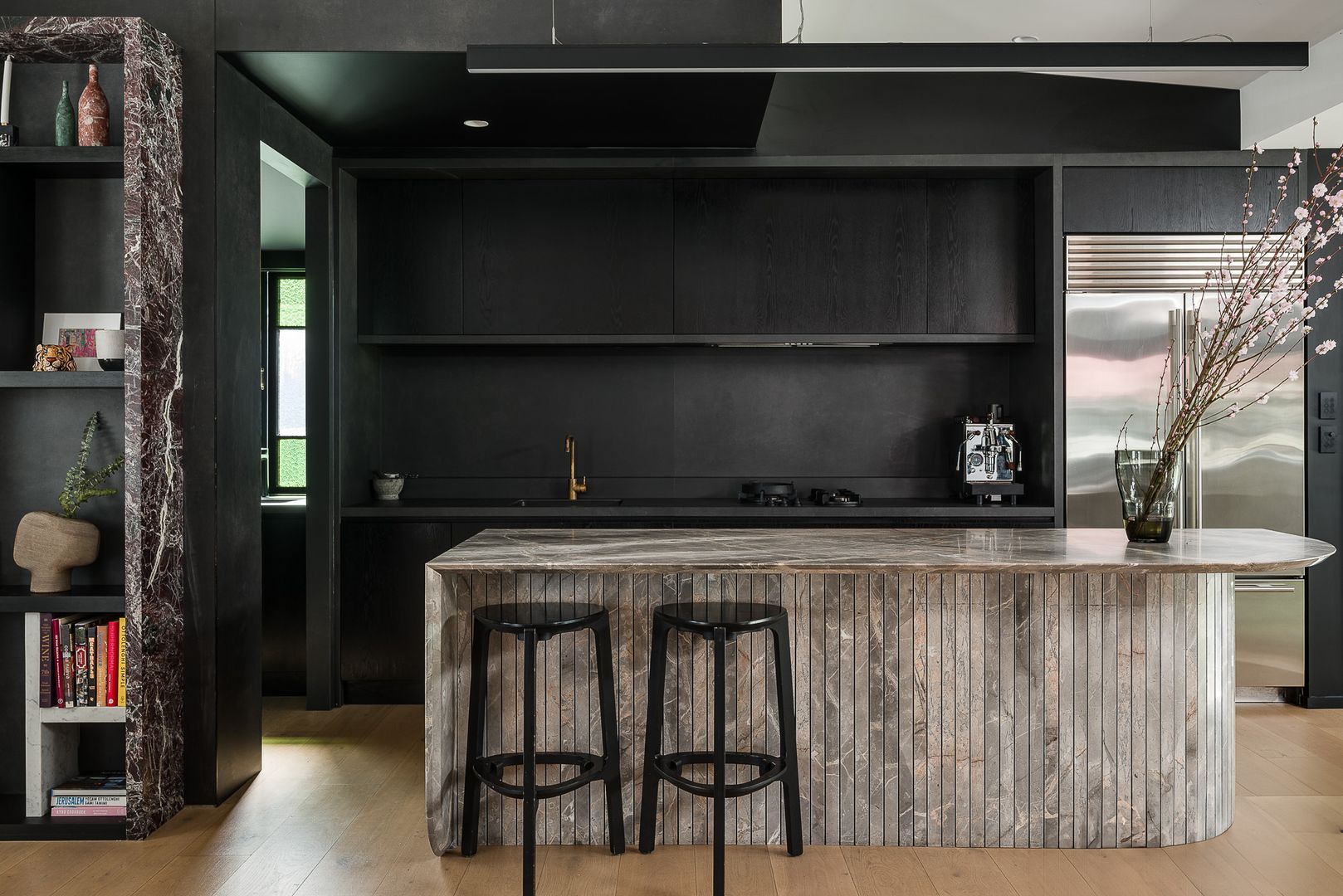 cuisine ouverte noire et marbre décoration contemporaine cuisine ouverte noire et marbre décoration contemporaine