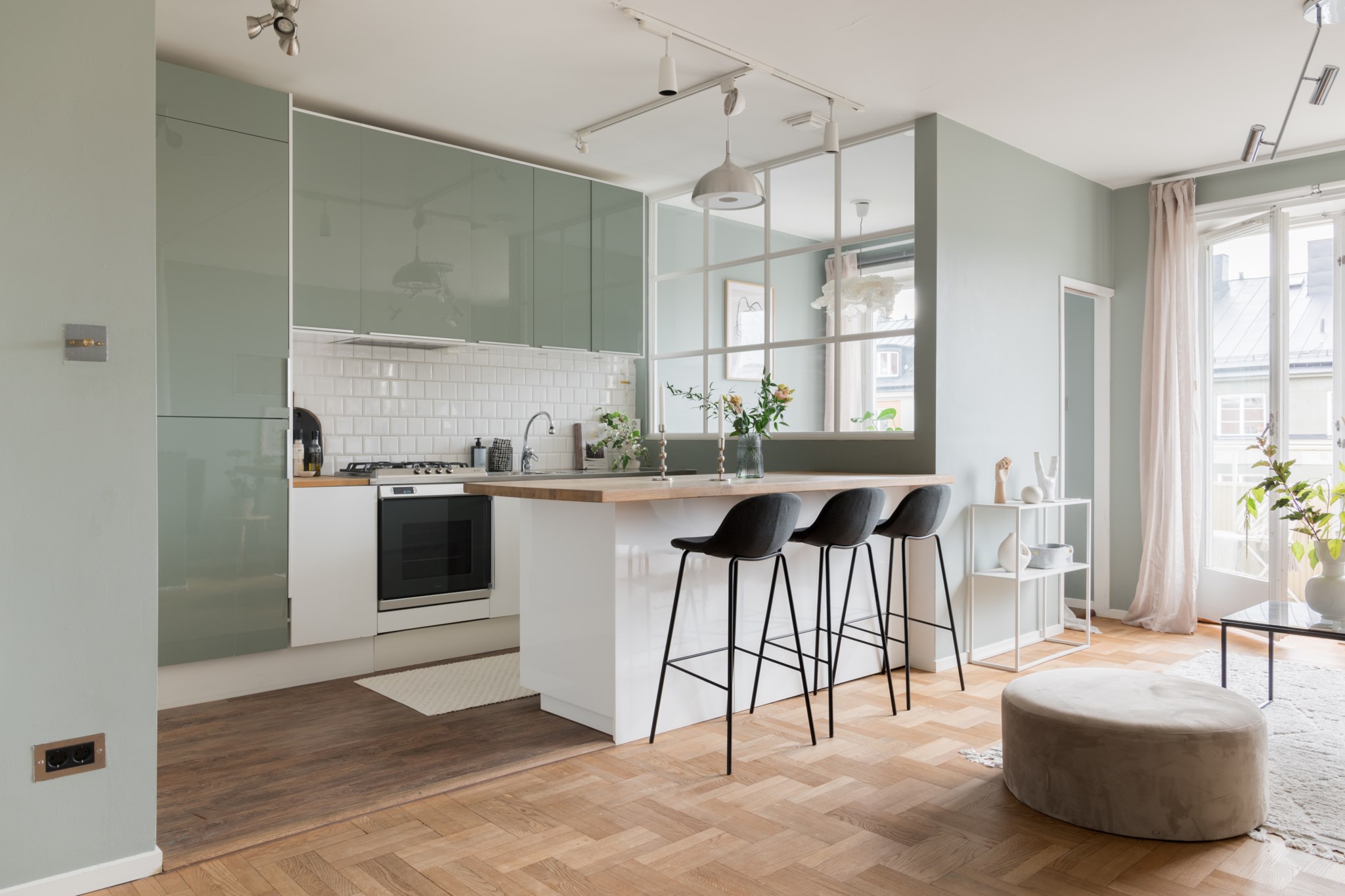 cuisine ouverte verte et blanche deux-pièces 39m2 décoration scandinave cuisine ouverte verte et blanche deux-pièces 39m2 décoration scandinave
