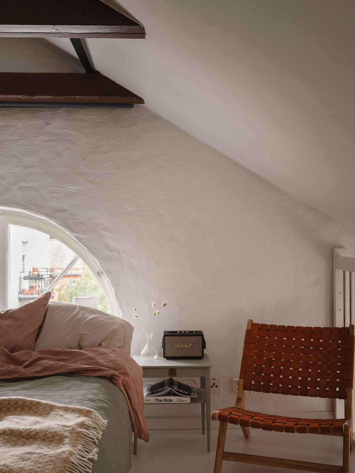 chambre mansardée avec fenêtre demi-lune appartement en duplex