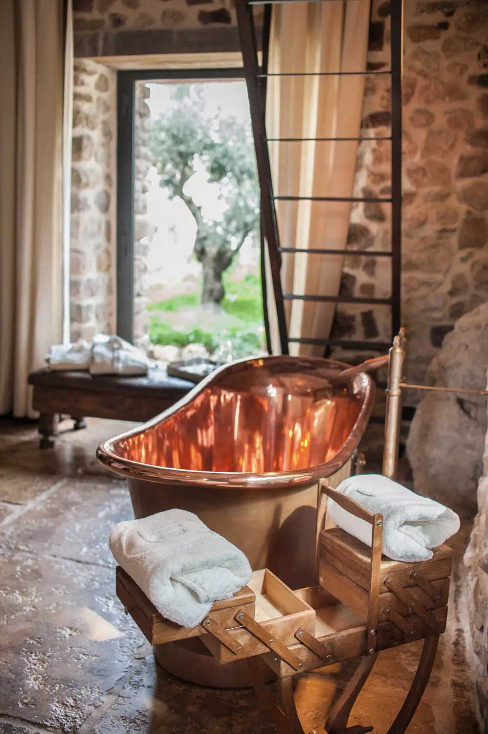 salle de bain avec baignoire en cuivre décoration rustique chic Finca La Donaira salle de bain avec baignoire en cuivre décoration rustique chic Finca La Donaira