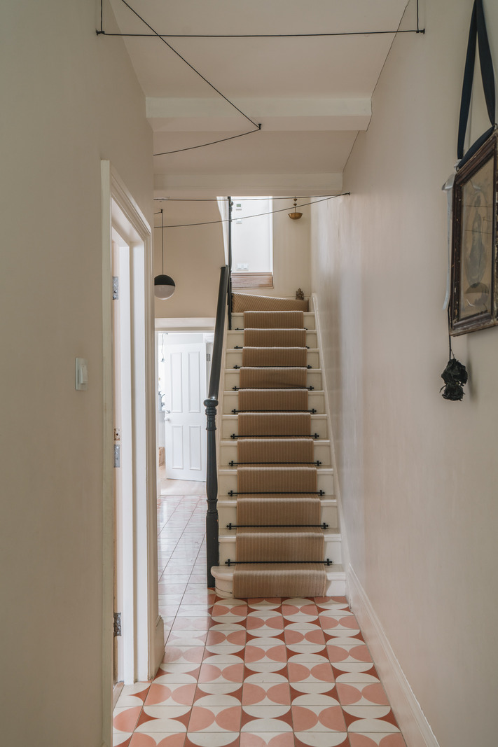 entrée avec escalier et carreaux de ciment blanc et terracotta
