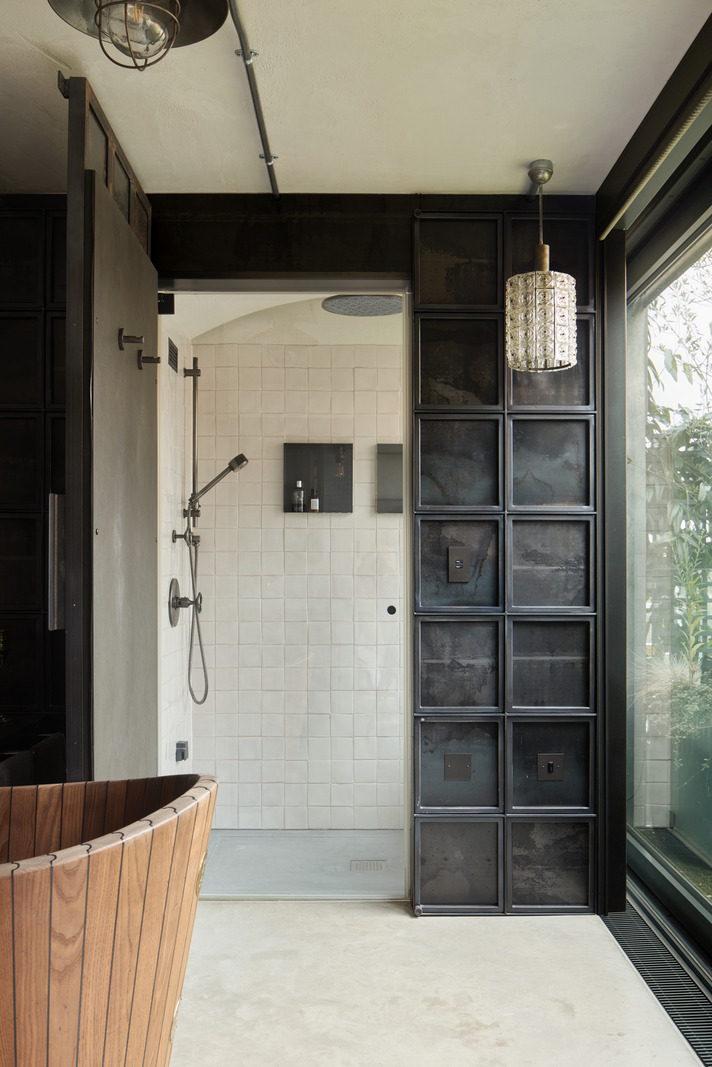 salle de bain avec baignoire japonaise