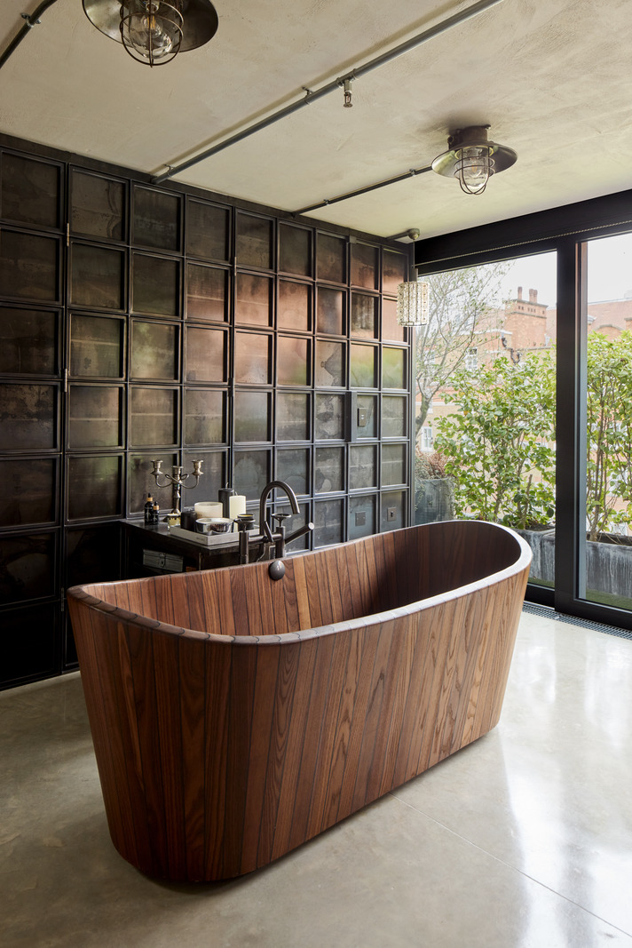 salle de bain loft Londres avec baignoire japonaise en bois