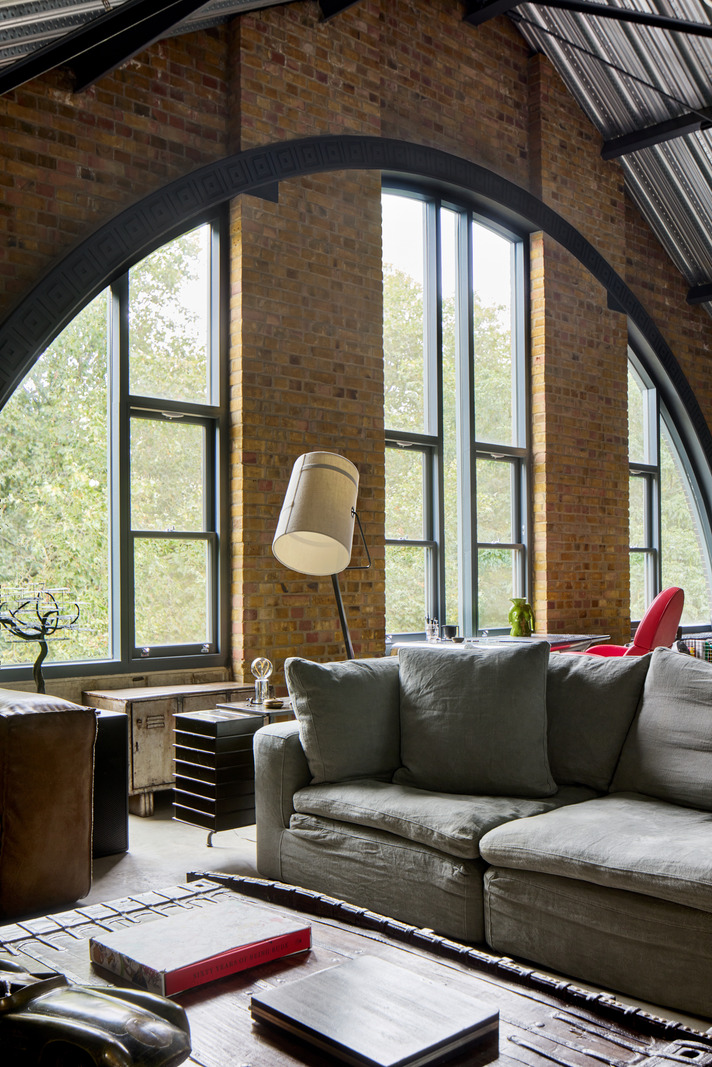 salon avec fenêtres cintrées loft Londres