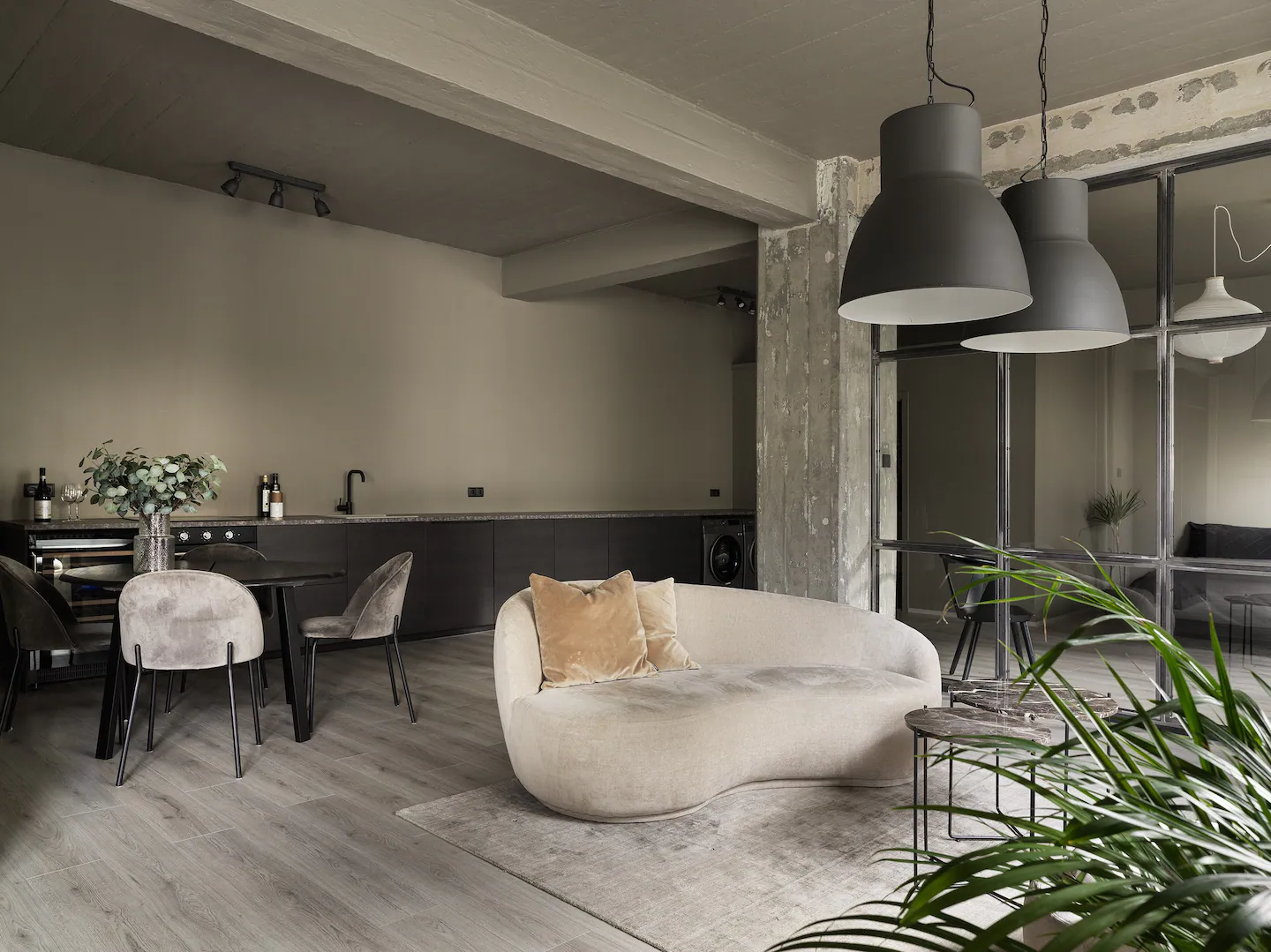 salon gris décoration design avec verrière acier loft Islande salon gris décoration design avec verrière acier loft Islande