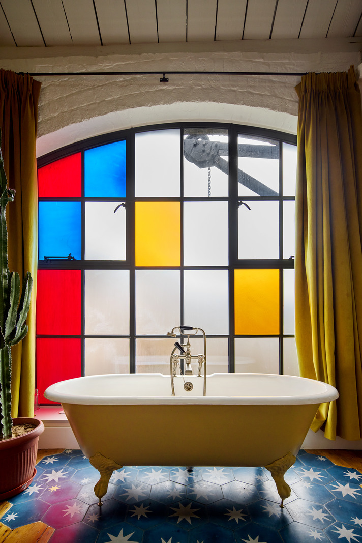 salle de bain rétro dans loft fenêtre vitraux style Mondrian salle de bain rétro dans loft fenêtre vitraux style Mondrian