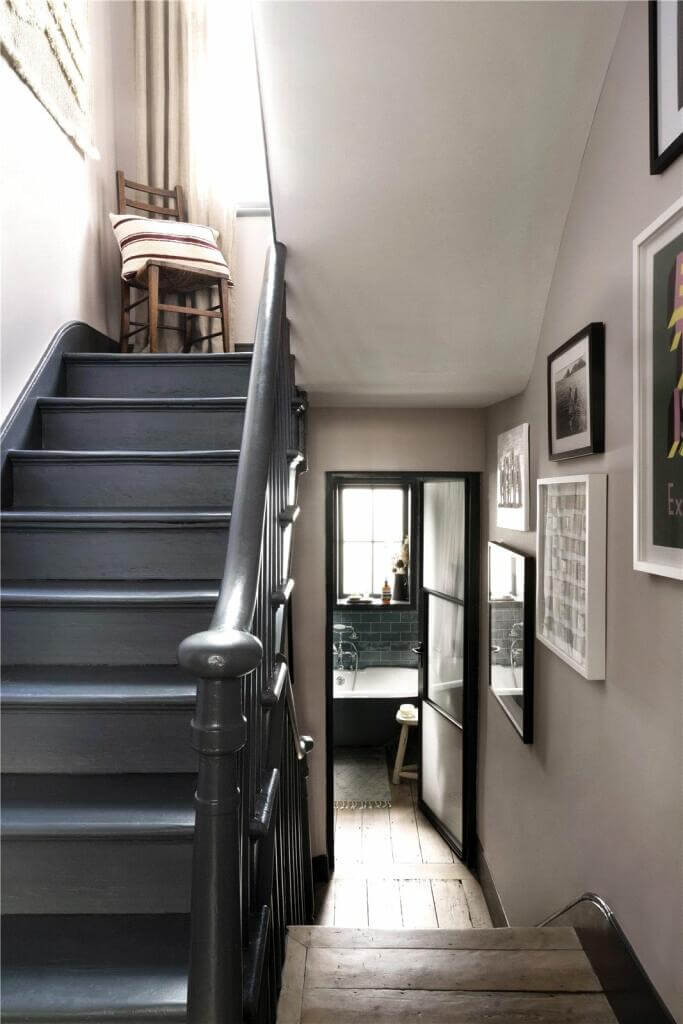 entrée avec escalier bois peint en noir décoration contemporaine