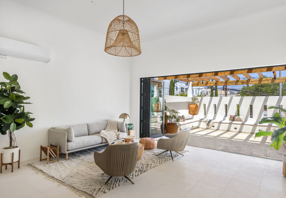 salon décoration naturelle et moderne avec terrasse