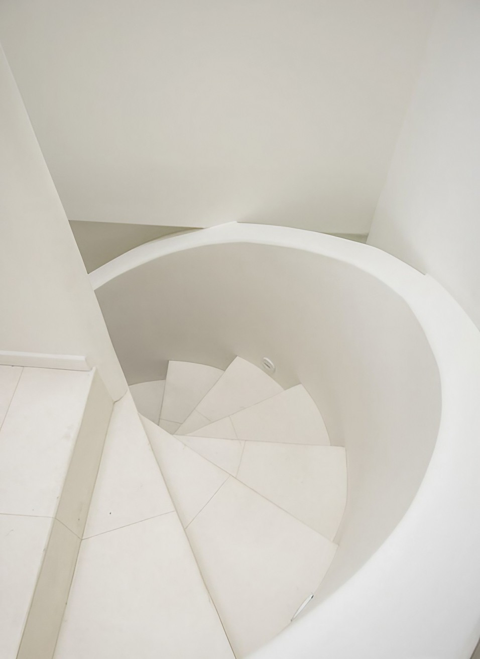 escalier colimaçon plâtre blanc