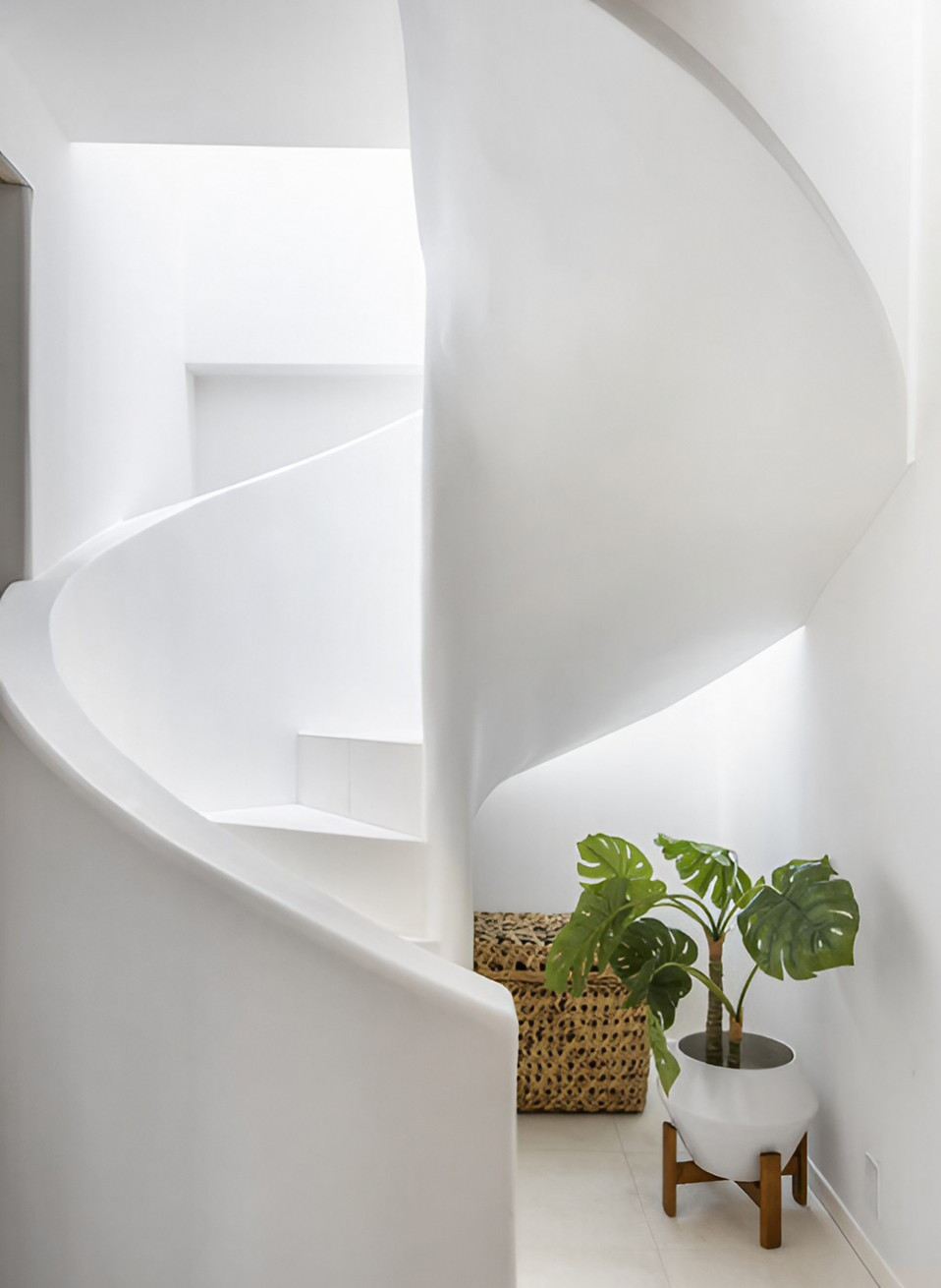 escalier colimaçon plâtre blanc