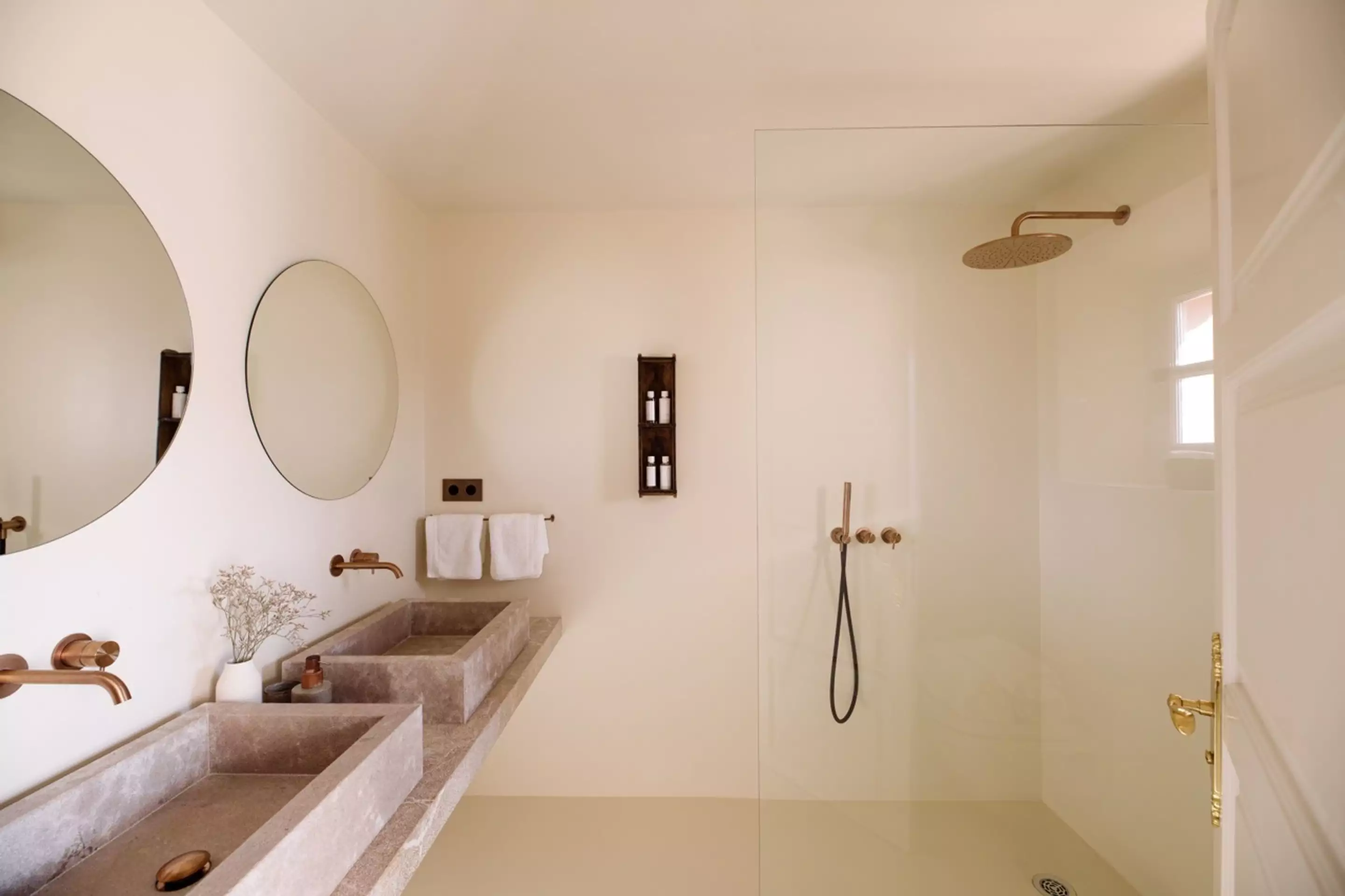 salle de bain avec vasques en pierre maison en pierres avec piscine Villa Real Majorque salle de bain avec vasques en pierre maison en pierres avec piscine Villa Real Majorque