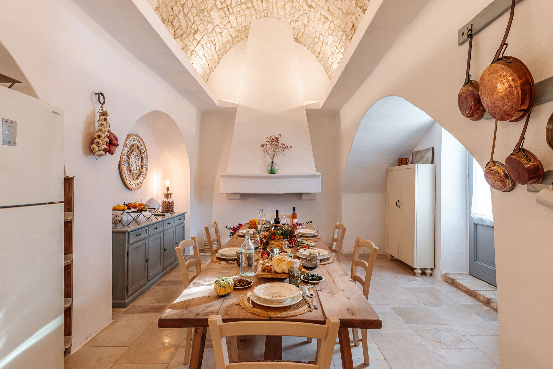 salle à manger voûtée trullo Pouilles Masseria Le Monache salle à manger voûtée trullo Pouilles Masseria Le Monache