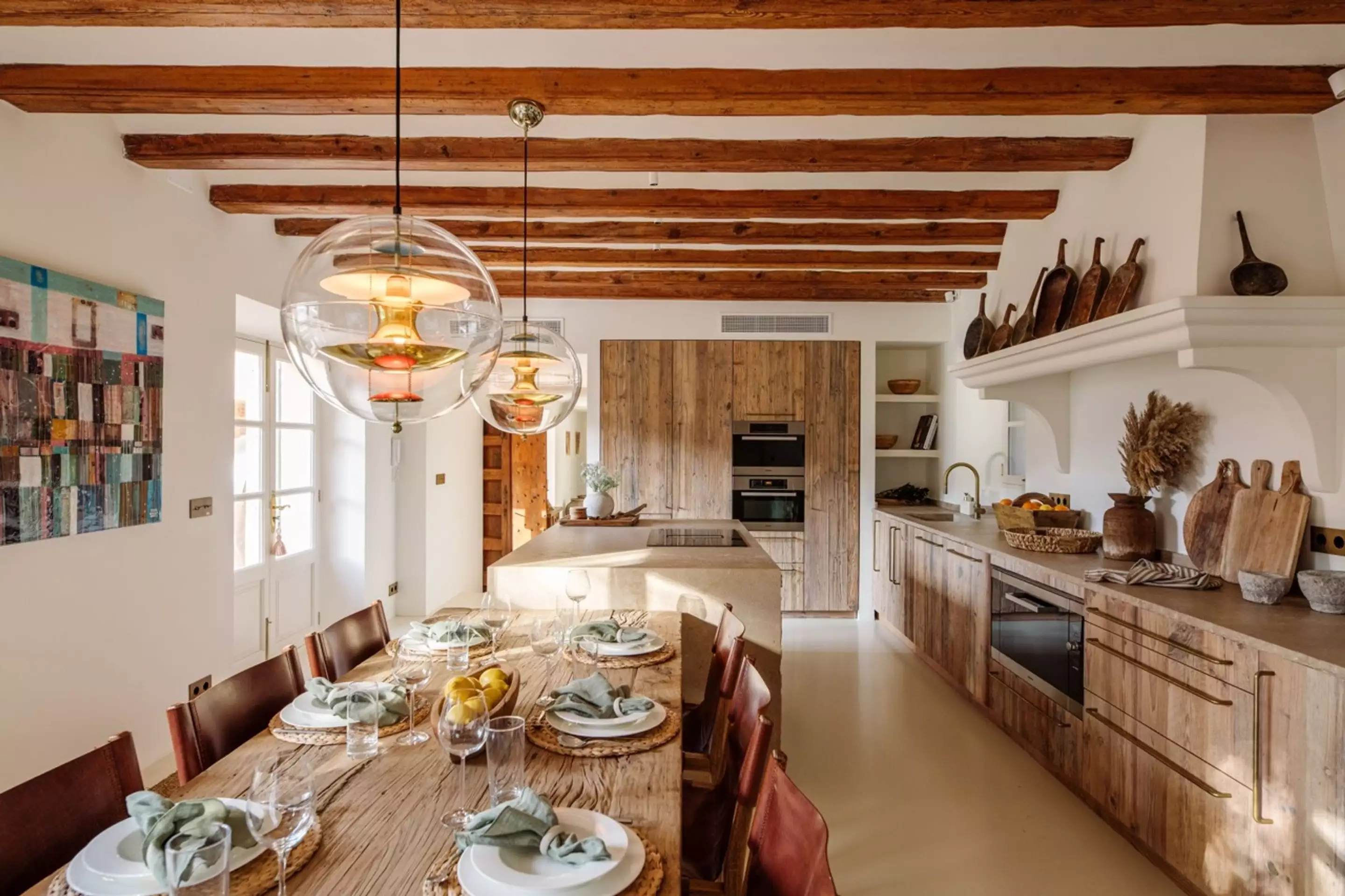 cuisine en bois décoration rustique chic maison en pierres avec piscine Villa Real Majorque cuisine en bois décoration rustique chic maison en pierres avec piscine Villa Real Majorque